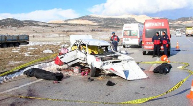 Burdur'da feci kaza: 2 ölü, 1 yaralı Burdur'da feci kaza: 2 ölü, 1 yaralı