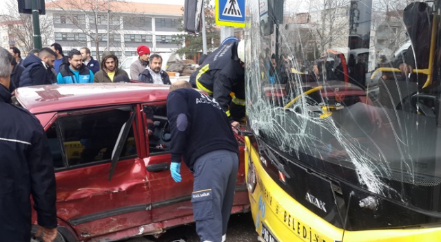 Bursa'da can pazarı...Yolcu otobüsüyle kafa kafaya çarpıştı Bursa'da can pazarı...Yolcu otobüsüyle kafa kafaya çarpıştı