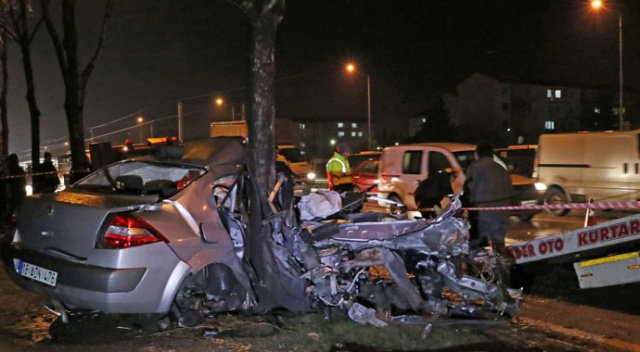 Bursa'da otomobil ağaca çarptı: 2 yaralı Bursa'da otomobil ağaca çarptı: 2 yaralı