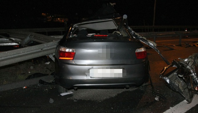 Bursa'da otomobil bariyerlere çarptı: 8 yaralı Bursa'da otomobil bariyerlere çarptı: 8 yaralı