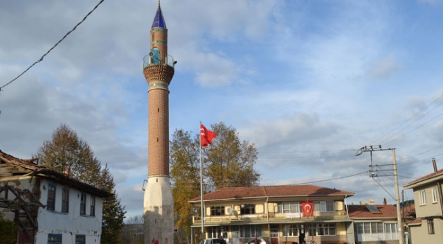 Camisiz minareyi görenler şaşırıyor