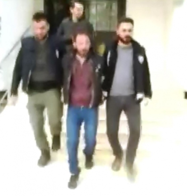 Cinayet şüphelisi olarak 2 yıldır aranıyordu, asayiş ekipleri kıskıvrak yakaladı Cinayet şüphelisi olarak 2 yıldır aranıyordu, asayiş ekipleri kıskıvrak yakaladı