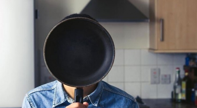 Çizik teflonları mutfaktan atın Çizik teflonları mutfaktan atın