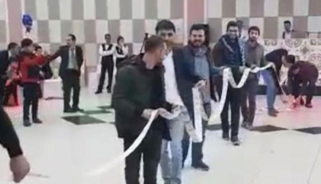 Damada takılan takı 10 metreyi geçti, 12 kişi zor taşıdı