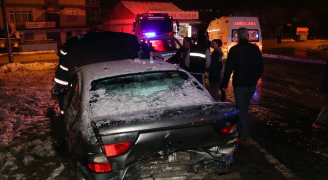 Düzce'de gizli buzlanma kazaya neden oldu: 6 yaralı Düzce'de gizli buzlanma kazaya neden oldu: 6 yaralı