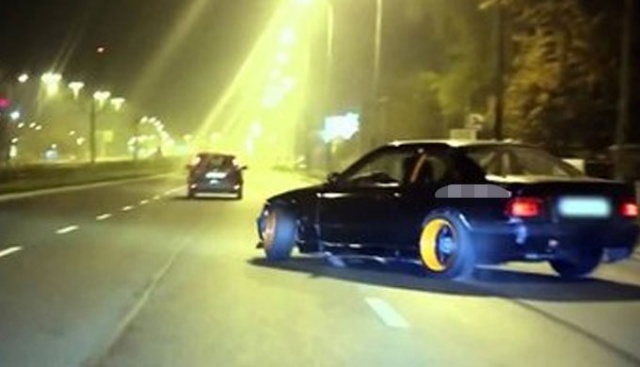 Ehliyetsiz sürücü önce drift attı sonra engellemek isteyen polise saldırdı