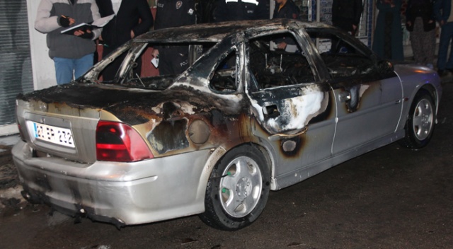 Elazığ’da yanan otomobil kullanılamaz hale geldi