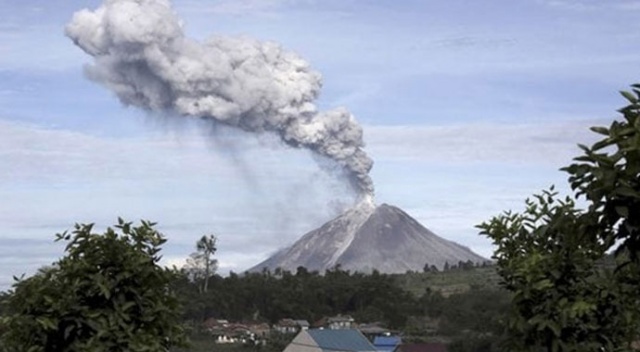 Endonezya'da Anak Krakatau Yanardağı'nda patlamalar Endonezya'da Anak Krakatau Yanardağı'nda patlamalar