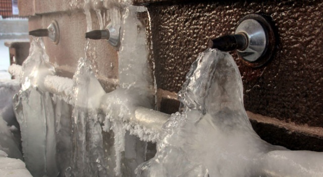 Erzurum&#039;da kutup soğukları hayatı dondurdu