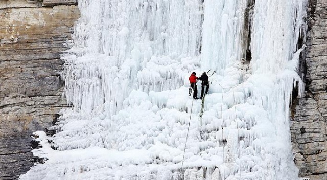 Erzurum'da uluslararası buz tırmanış festivali renkli görüntülere sahne oldu