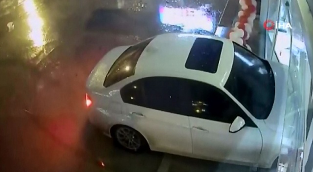 Fren yerine gaza basınca mağazaya daldı