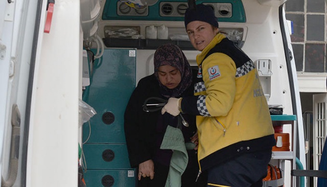 Garda güvenlik çizgisini geçen kadına tren çarptı