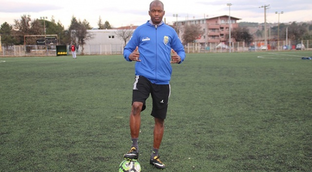Gediz’de Afrikalı futbolcular ilgi odağı oldu Gediz’de Afrikalı futbolcular ilgi odağı oldu