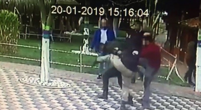 Genç çifte tekme tokat saldırı Genç çifte tekme tokat saldırı