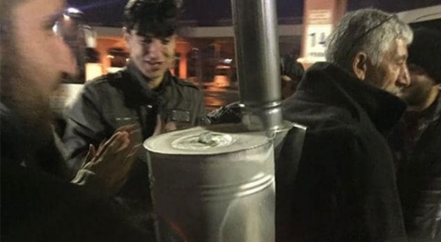 Gören şoke oldu... Sırtına odun sobasını bağlayıp otogarda gezdi Gören şoke oldu... Sırtına odun sobasını bağlayıp otogarda gezdi