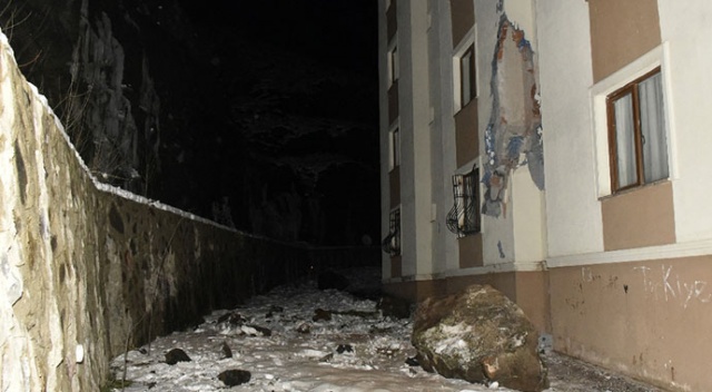 Gümüşhane&#039;de dev kayalar apartmanın üzerine düştü