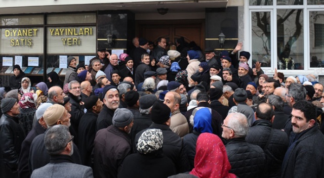 Hacı adayları kayıt için uzun kuyruklar oluşturdu