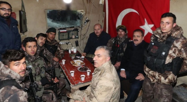İçişleri Bakanı Soylu yeni yıla Yüksekova'da Mehmetçikle girdi İçişleri Bakanı Soylu yeni yıla Yüksekova'da Mehmetçikle girdi