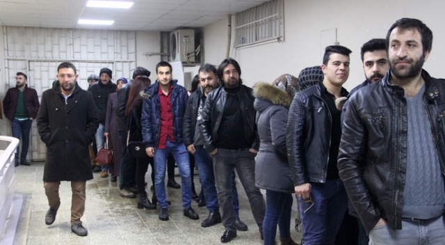 İş kuyruğundakiler merdivenlere sığmadı