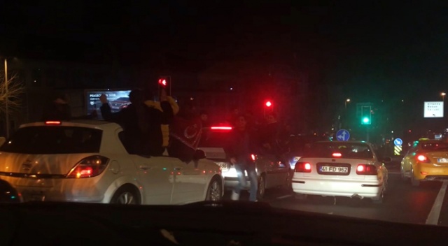 İstanbul’da asker uğurlama konvoyundaki gençler trafiği tehlikeye düşürdü İstanbul’da asker uğurlama konvoyundaki gençler trafiği tehlikeye düşürdü