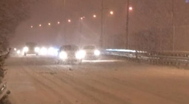 İstanbul’da kar yağışı etkili oluyor İstanbul’da kar yağışı etkili oluyor
