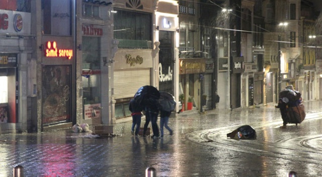 İstanbul'da kar yerine sağanak etkisini artırdı İstanbul'da kar yerine sağanak etkisini artırdı