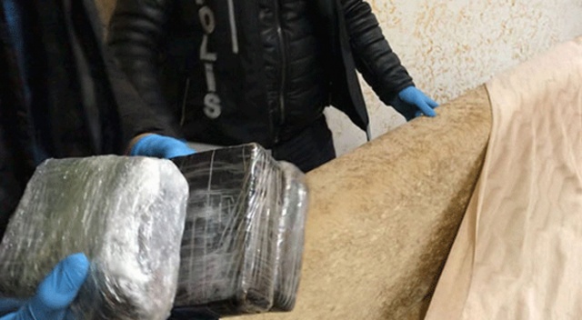Cezaevinden yeni çıkmıştı, evinde 3 kilogram kokain ele geçirildi Cezaevinden yeni çıkmıştı, evinde 3 kilogram kokain ele geçirildi