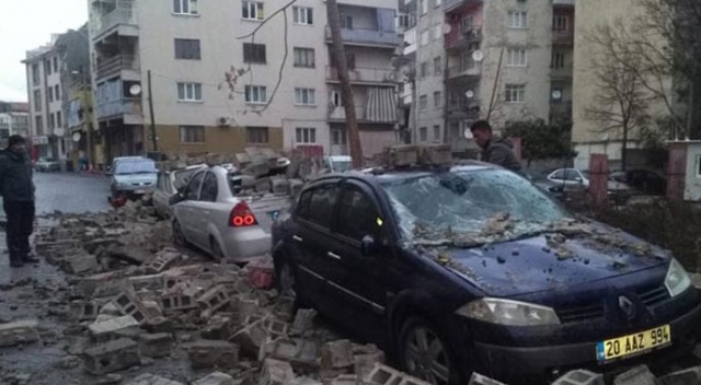 İstinat duvarı park halindeki otomobillerin üzerine yıkıldı İstinat duvarı park halindeki otomobillerin üzerine yıkıldı