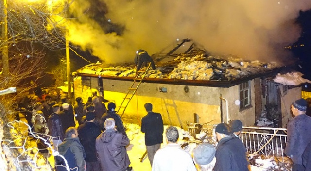 İtfaiye aracı kara saplandı, yangına köylüler müdahale etti