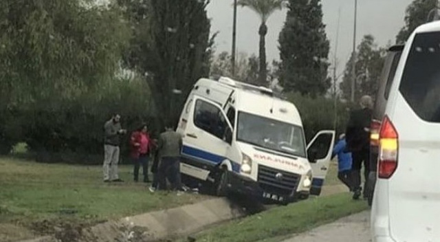 İzmir’de ambulans yoldan çıktı: 5 yaralı İzmir’de ambulans yoldan çıktı: 5 yaralı