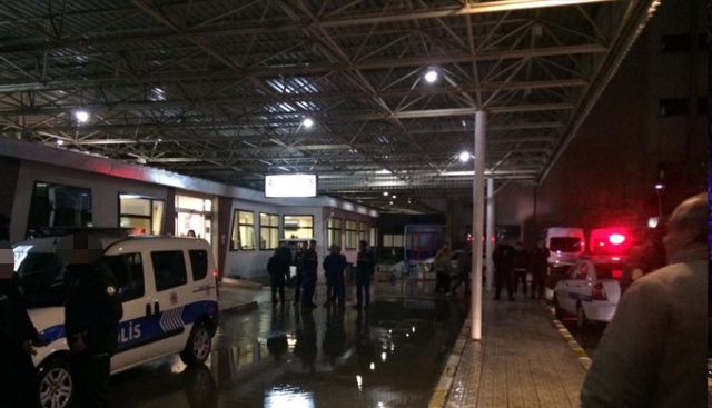 İzmir&#039;de iki grup kavga etti: 1 ölü,6 yaralı