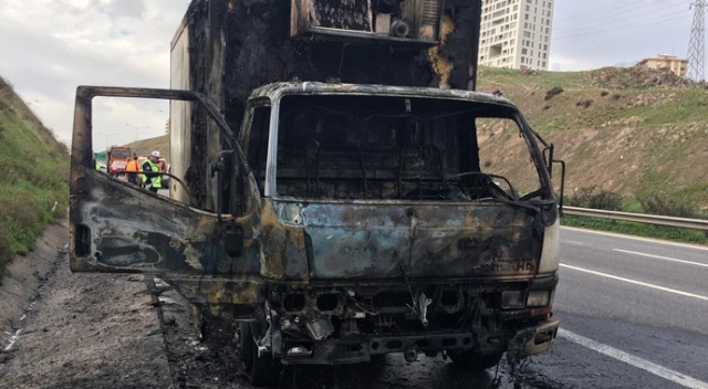 İzmir’de seyir halindeki kamyonet küle döndü İzmir’de seyir halindeki kamyonet küle döndü