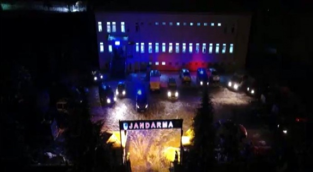 Jandarmadan 17 adreste uyuşturucu operasyonu Jandarmadan 17 adreste uyuşturucu operasyonu