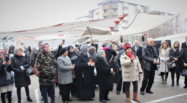 Kadın muhtar adayı vaatlerini sıraladı, alkış tufanı koptu Kadın muhtar adayı vaatlerini sıraladı, alkış tufanı koptu