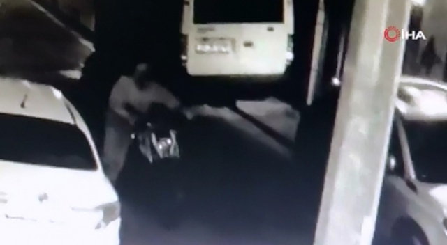 Kağıthane'de motosiklet hırsızları kamerada Kağıthane'de motosiklet hırsızları kamerada