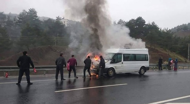 Kahramanmaraş’ta seyir halindeki minibüste yangın Kahramanmaraş’ta seyir halindeki minibüste yangın