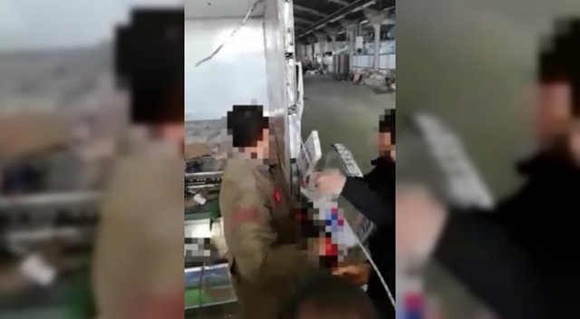 Kamyonetin kasasının çevresine zulalanmış sigara, polisin dikkatinden kaçmadı Kamyonetin kasasının çevresine zulalanmış sigara, polisin dikkatinden kaçmadı