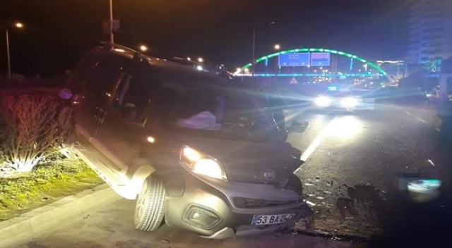 Kamyonetle otomobil çarpıştı: 3 yaralı Kamyonetle otomobil çarpıştı: 3 yaralı