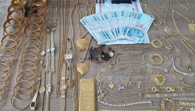 Kapıdan 40 kilo altın ve 750 bin lira ile çıktılar Kapıdan 40 kilo altın ve 750 bin lira ile çıktılar