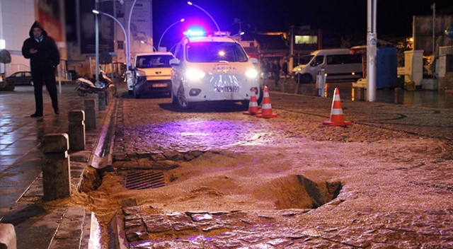 Karaman’da yol çöktü Karaman’da yol çöktü