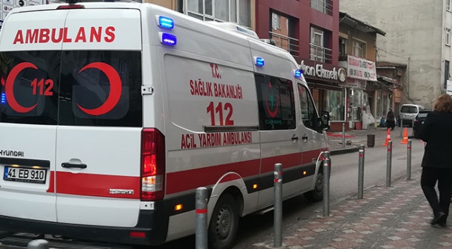 Kavga eden öğrencileri ayırmak isteyen esnaf bıçaklandı