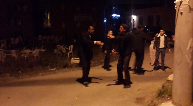 Kavgayı ayırmak isteyen polislere ateş ettiler Kavgayı ayırmak isteyen polislere ateş ettiler