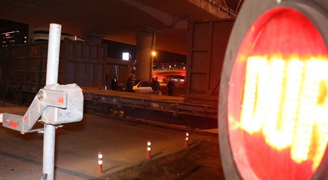 Kayseri'de tren ile otomobil çarpıştı: 2 yaralı Kayseri'de tren ile otomobil çarpıştı: 2 yaralı