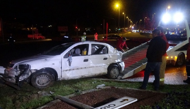 Kırmızı ışıkta geçen otomobile tır çarptı: 3 yaralı Kırmızı ışıkta geçen otomobile tır çarptı: 3 yaralı