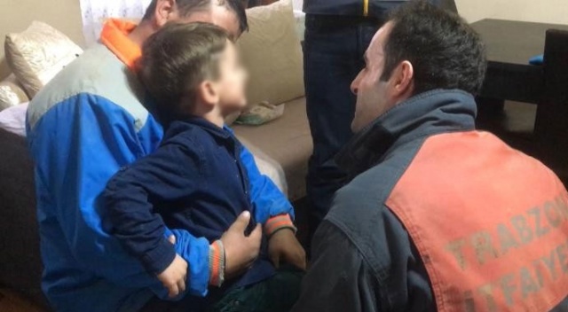 Küçük çocuğun ayağı kalorifer borusu ile duvar arasında sıkıştı Küçük çocuğun ayağı kalorifer borusu ile duvar arasında sıkıştı
