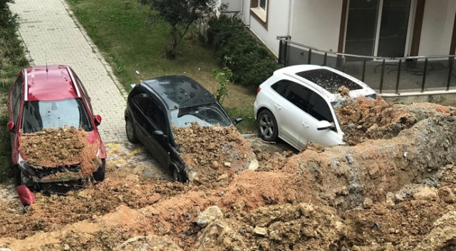 Kuşadası’nda istinat duvarı çöktü, araçlar altında kaldı Kuşadası’nda istinat duvarı çöktü, araçlar altında kaldı