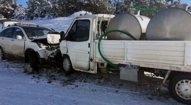 Kütahya'da kamyonet ile otomobil kafa kafaya çarpıştı: 5 yaralı Kütahya'da kamyonet ile otomobil kafa kafaya çarpıştı: 5 yaralı