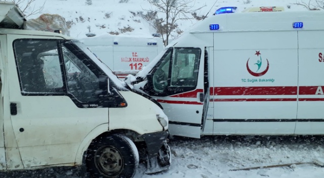 Malatya’da ambulans ile kamyonet çarpıştı Malatya’da ambulans ile kamyonet çarpıştı