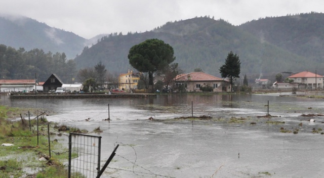 Marmaris'te dere taştı Marmaris'te dere taştı