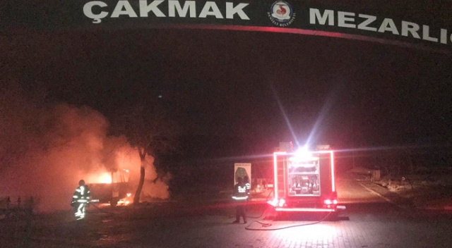 Mezarlıktaki minibüs alev alev yandı